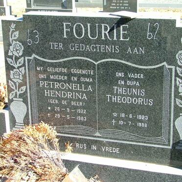 FOURIE Theunis Theodorus 1923-1988 &amp; Petronella Hendrina DE BEER 1922-1983