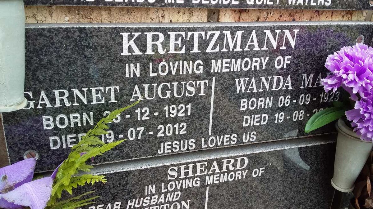 KRETZMANN Garnet August 1921-2012 &amp; Wanda Maria 1923-2014