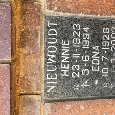 NIEUWOUDT Hennie 1923-1994 &amp; Edna 1926-2002