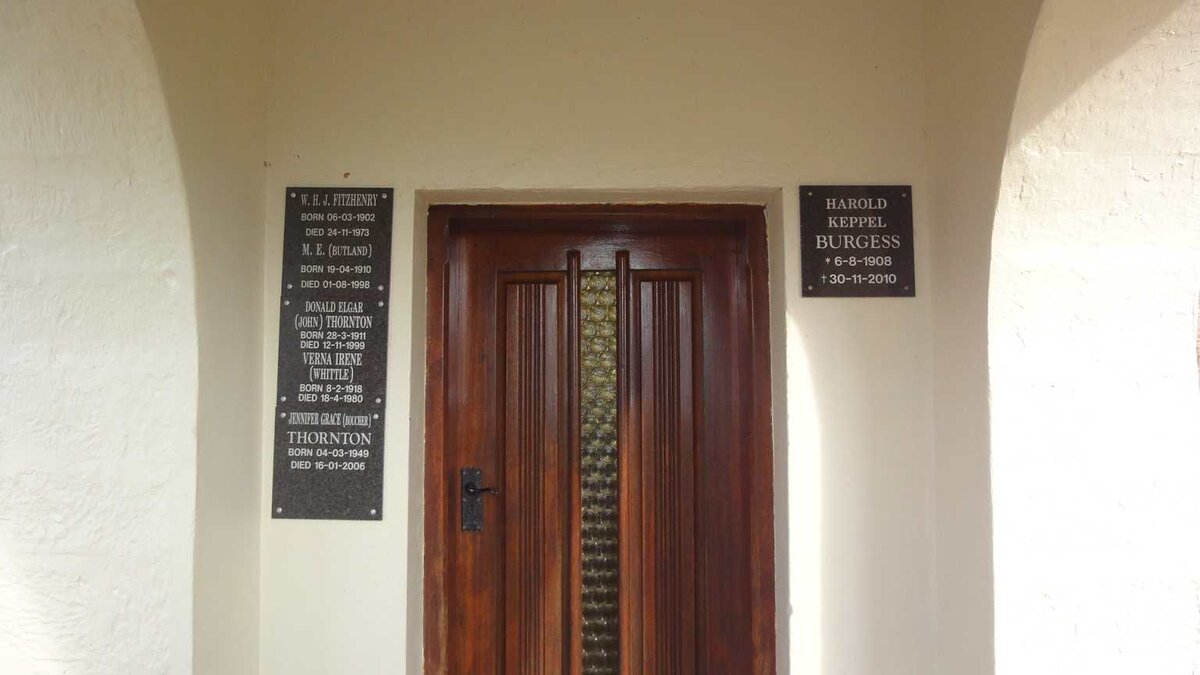 3. Entrance to chapel / Ingang na Kapel