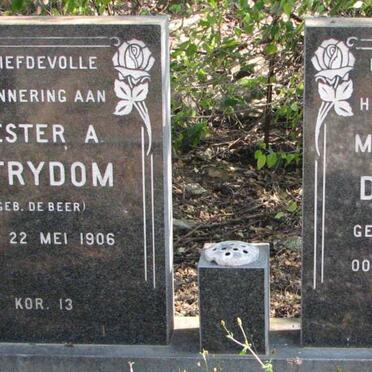 STRYDOM Hester A. nee DE BEER 1906- :: DE BEER Martha A.C. 1904-1979