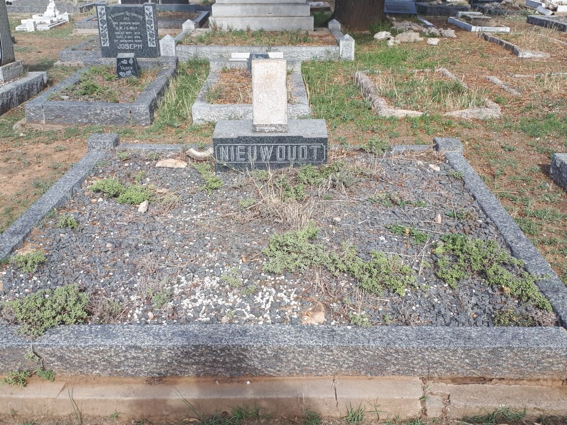NIEUWOUDT