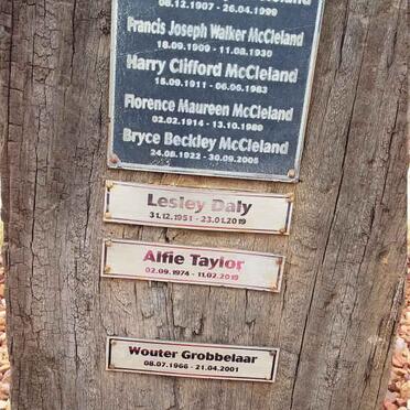 Eastern Cape, PORT ELIZABETH / GQEBERHA, Schoenmakerskop, Residential area, Memorial plaques