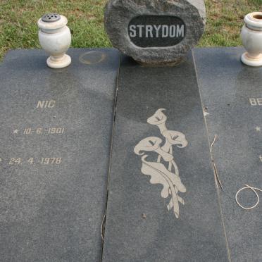 STRYDOM Nic 1901-1978 &amp; Bettie 1908-1998