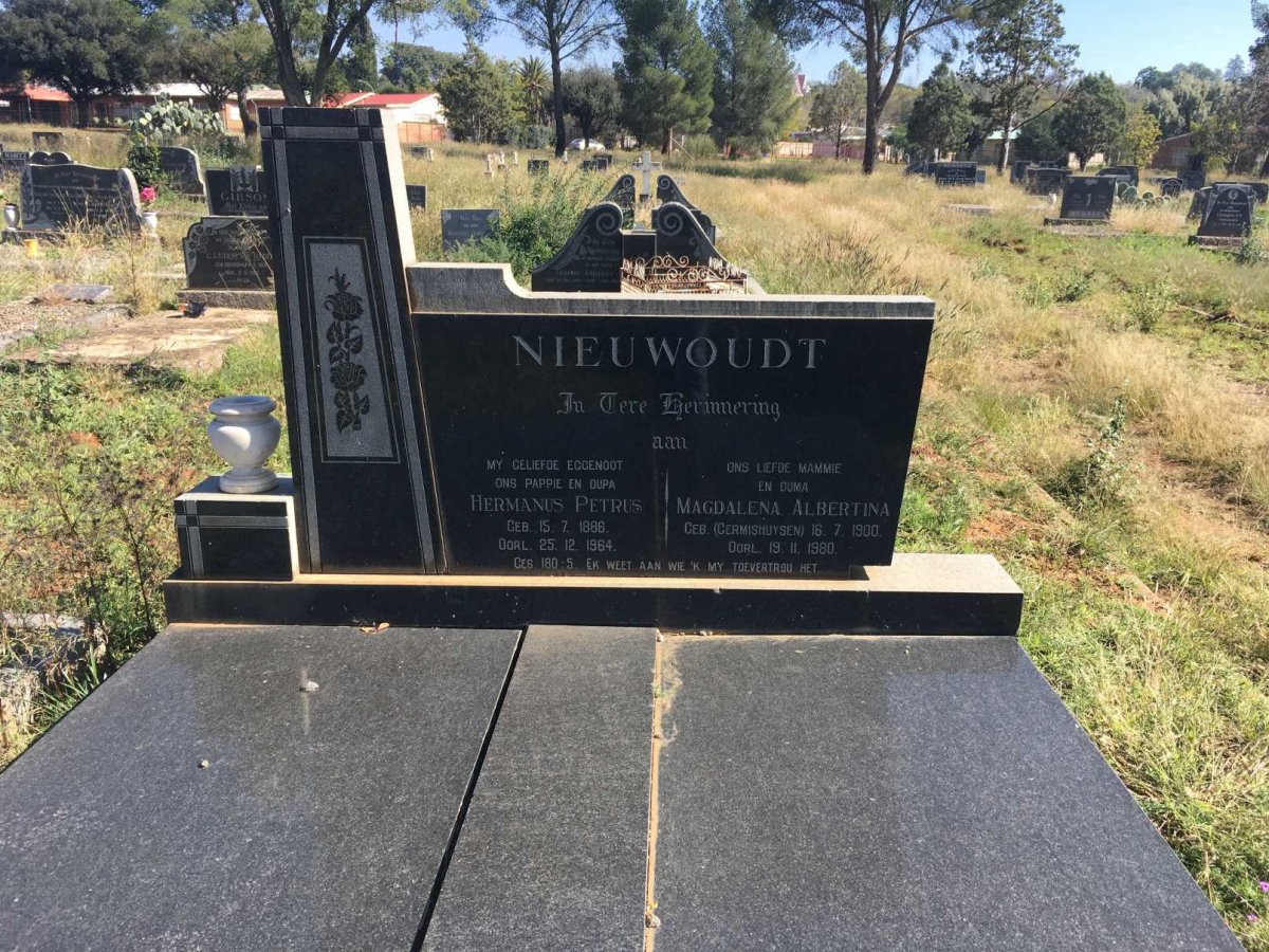 NIEUWOUDT Hermanus Petrus 1886-1964 &amp; Magdalena Albertina GERMISHUYSEN 1900-1980
