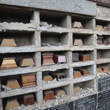 8. Gedenkmure / Memorial Walls