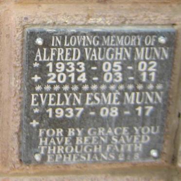 MUNN Alfred Vaughn 1933-2014 &amp; Evelyn Esmé 1937-