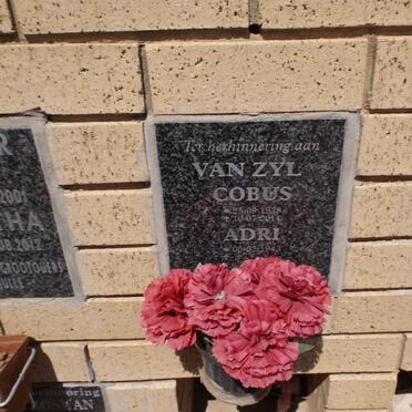 ZYL Cobus, van 1938-2014 &amp; Adri 1943-