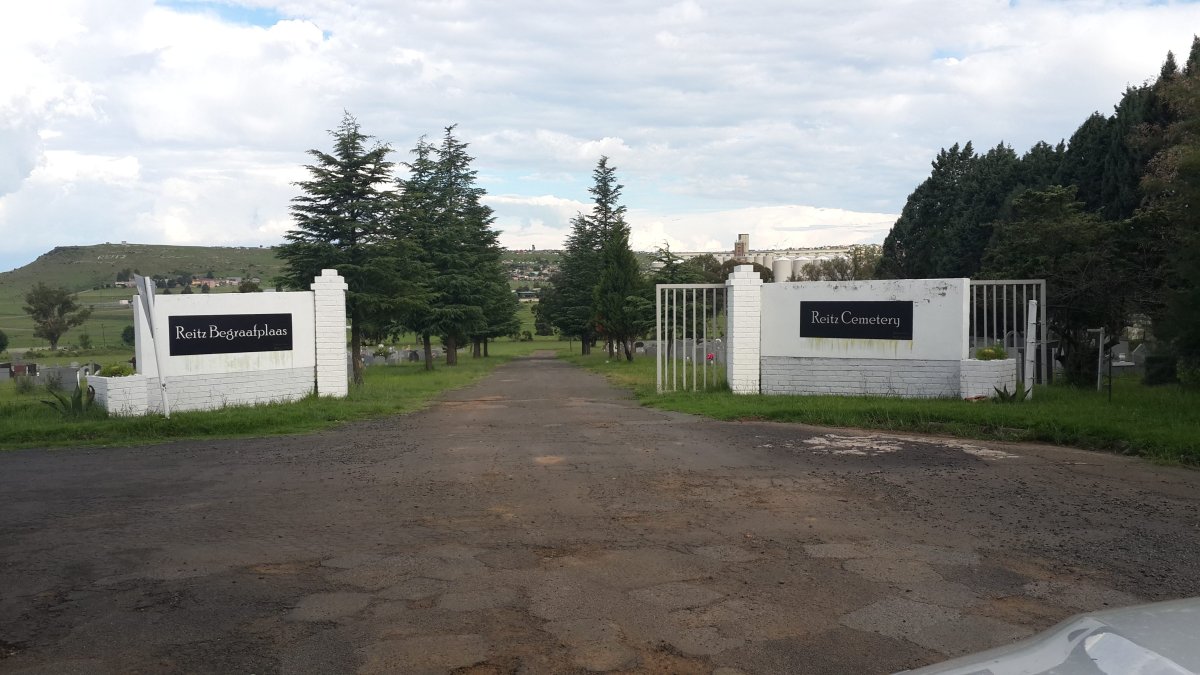 1. Ingang / Entrance to Reitz cemetery