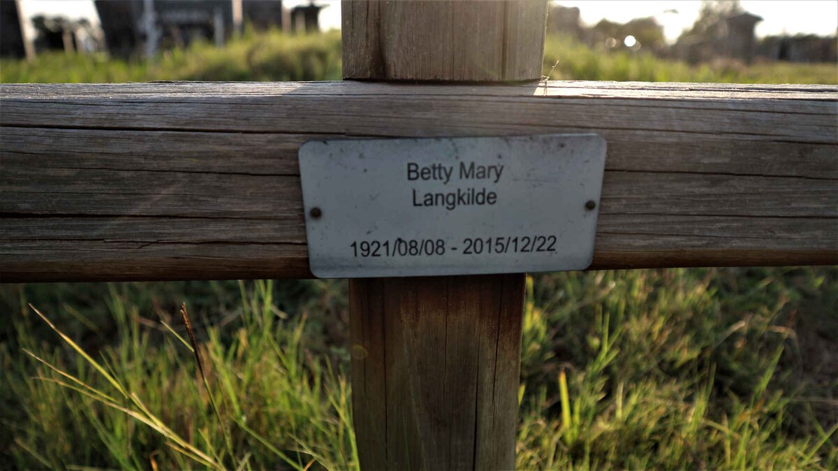 LANGKILDE Betty Mary 1921-2015
