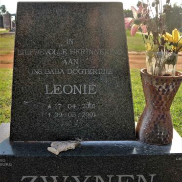 ZWYNEN Leonie 2001-2001