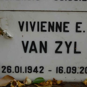 ZYL Vivienne E., van 1942-2005