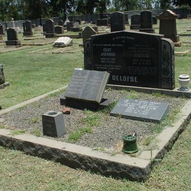 OELOFSE Gert Jacobus 1918-1963 :: OELOFSE Andrew 1950-1975 - see description for rest of names