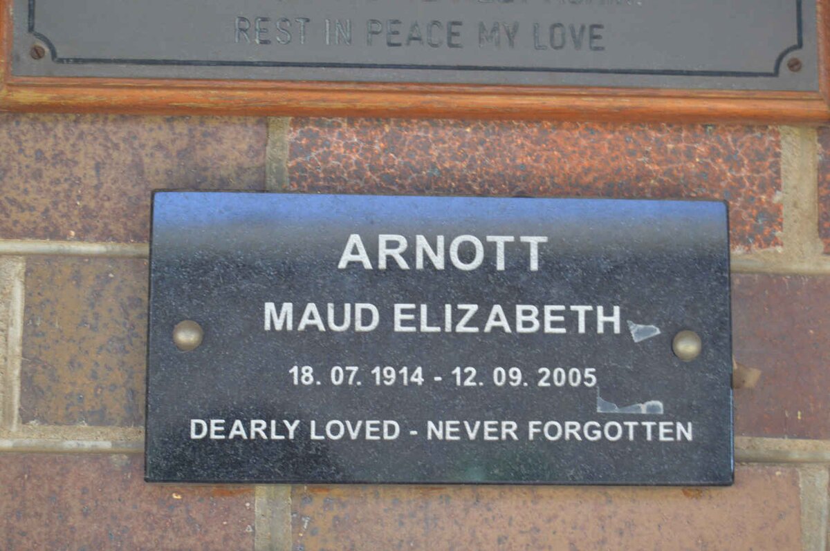 ARNOTT Maud Elizabeth 1914-2005