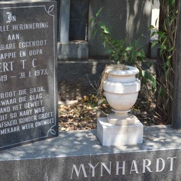 MYNHARDT Gert T.C. 1919-1973 &amp; Johanna P.D. 1926-2000