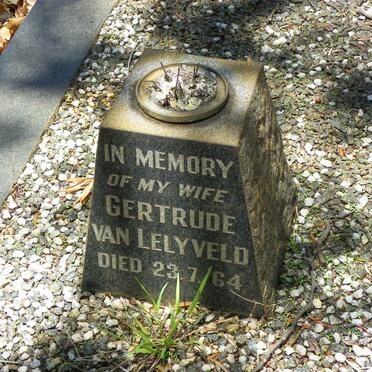 LELYVELD Gertrude, van -1964 :: ? Kay -1943 :: WAKELIN Peggy -1953