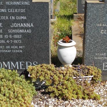 SOMMERS Dirkie Johanna nee SCHOONRAAD 1887-1973 :: BOTHA Georgina Daniella 1917-1957