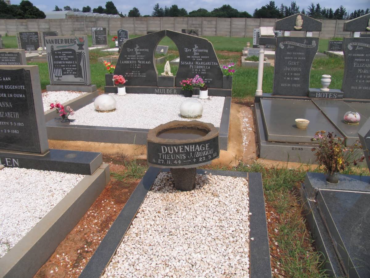 DUVENHAGE Theunis J. 1944-1982