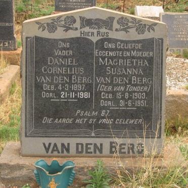 BERG Daniel Cornelius, van den 1897-1981 &amp; Magrieta Susanna VAN TONDER 1903-1951