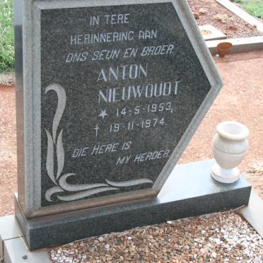 NIEUWOUDT Anton 1953-1974