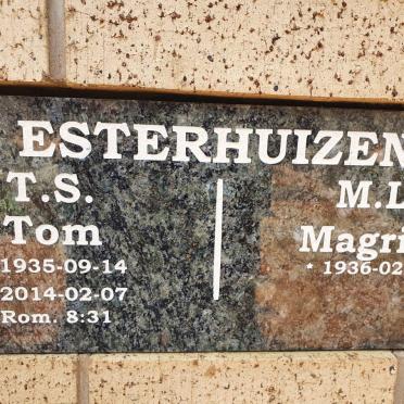 ESTERHUIZEN T.S. 1935-2014 &amp; M.L. 1936-