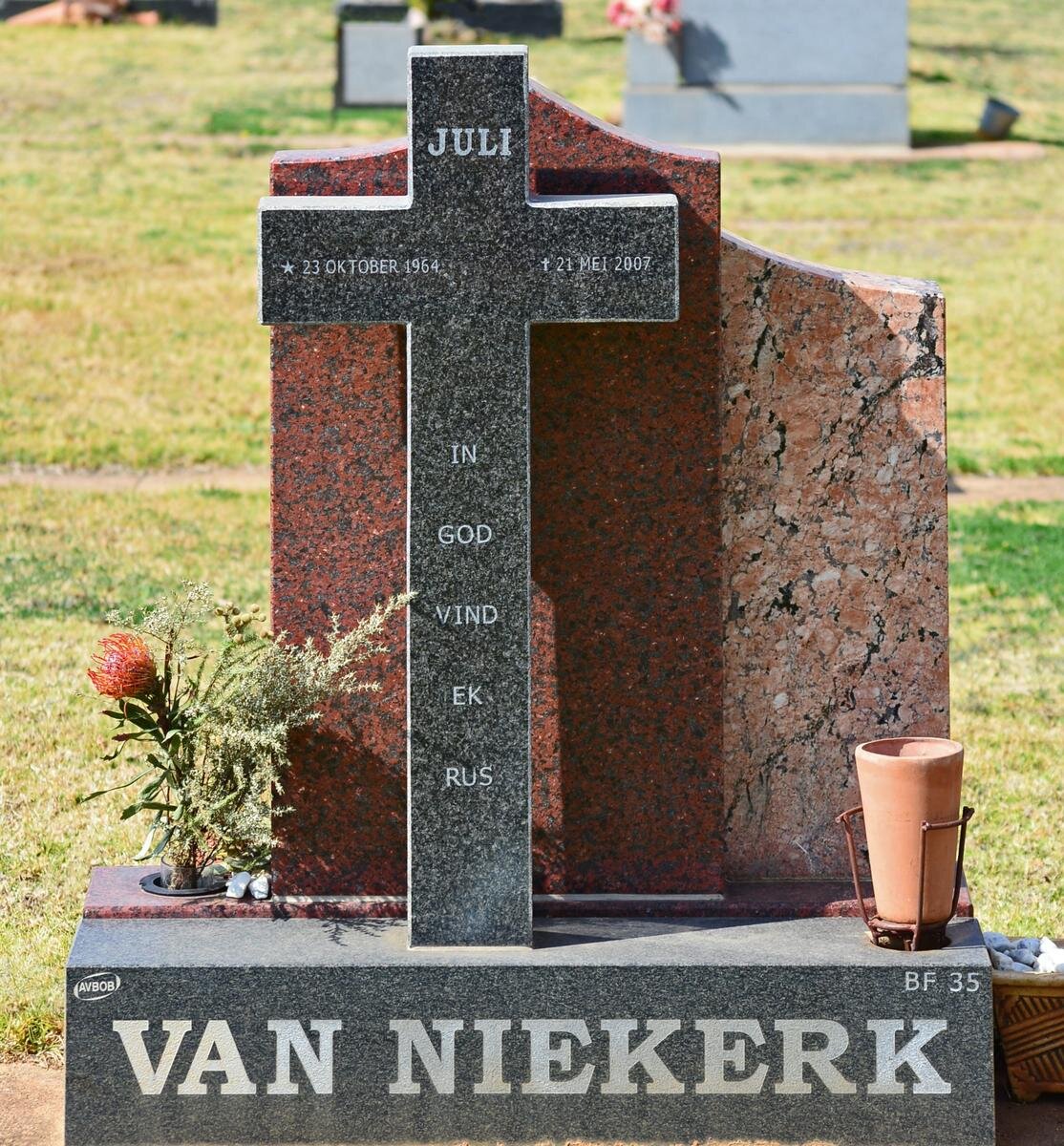NIEKERK Juli, van 1964-2007