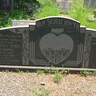 SCHALKWYK Johannes Jurie Anthonie, van 1900-1966 &amp; Cecilia Josephine PENTZ 1902-1994