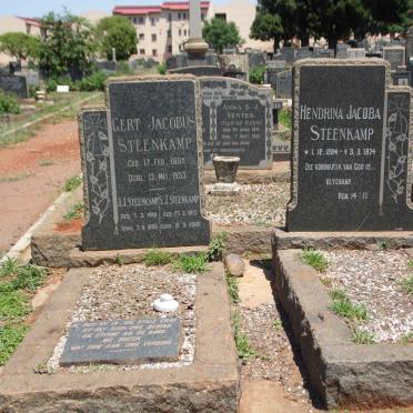 STEENKAMP Gert Jacobus 1885-1953 &amp; Hendrina Jacoba 1884-1974 :: STEENKAMP J.J. 1916-1999 &amp; S.J. 1913-2000