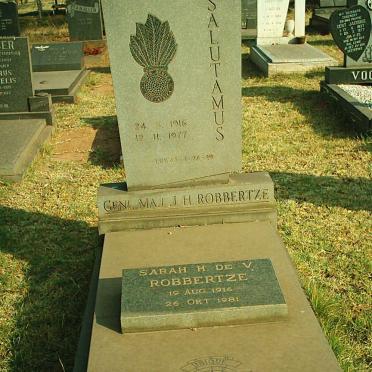 ROBBERTZE J.H. 1916-1977 &amp; Sarah H. de V. 1916-1981