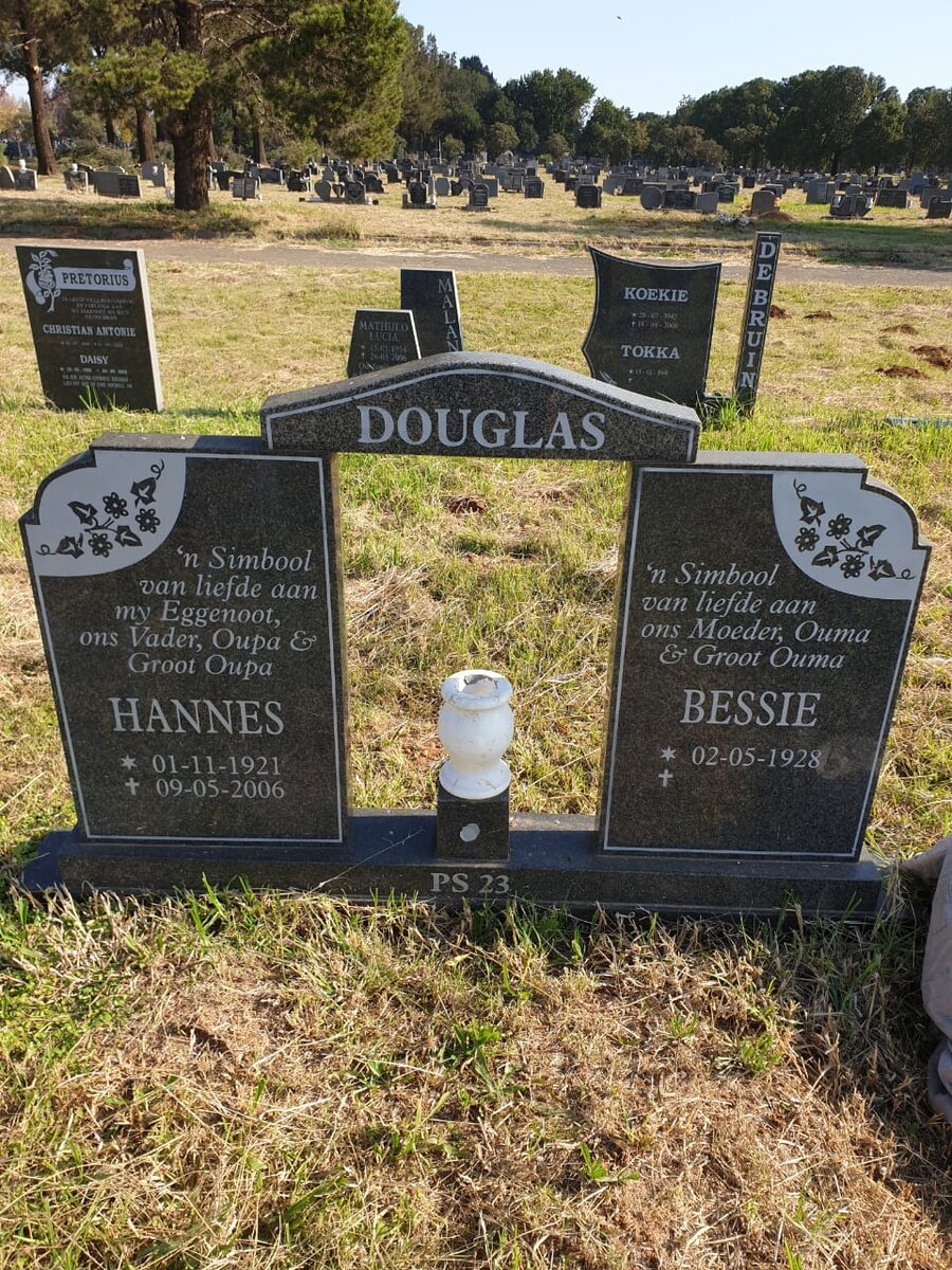 DOUGLAS Hannes 1921-2006 &amp; Bessie 1928-