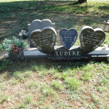 LUDEKE Pieter Jacobes 1956-1993 :: LUDEKE Juanita 1980-1993 :: LUDEKE Michael 1993-1993