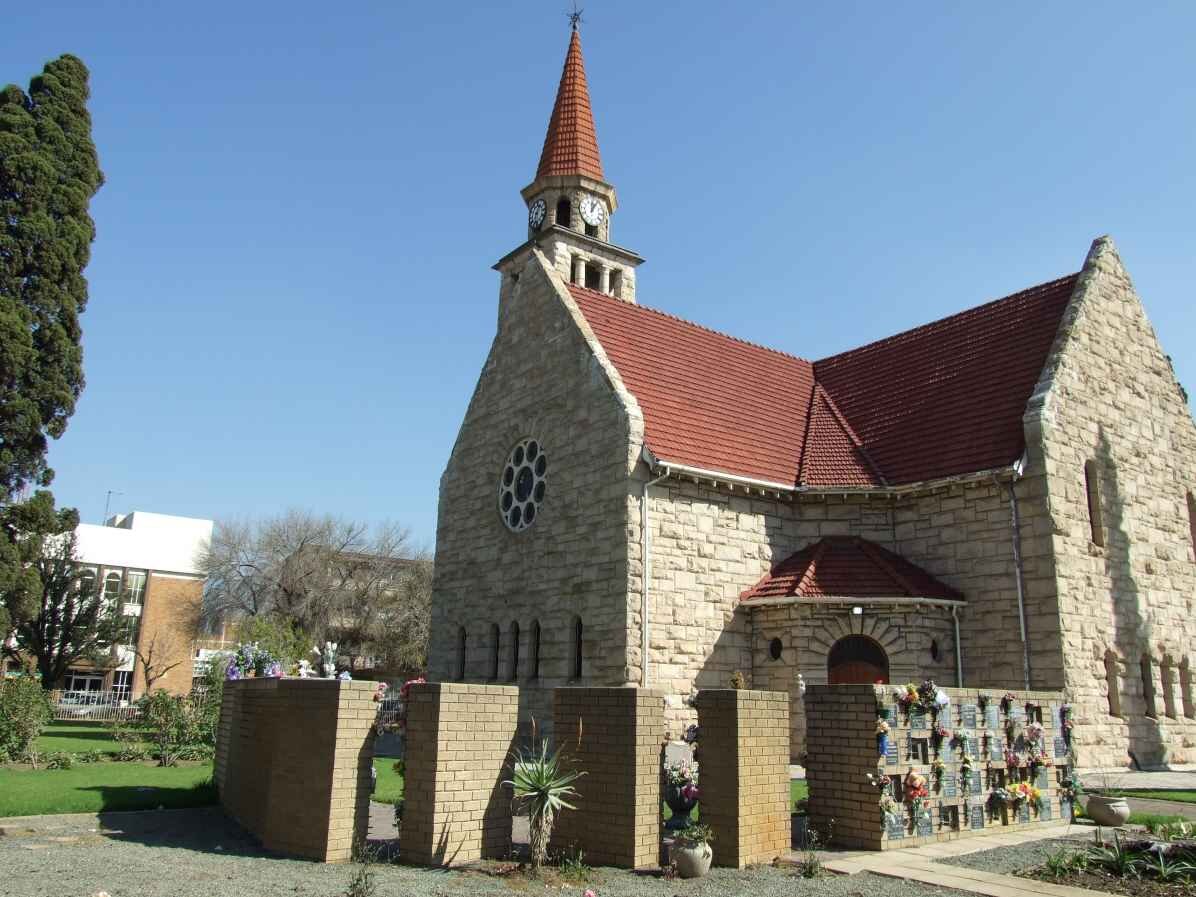 2. Oorsig op die Muur van Herinnering voor die kerk