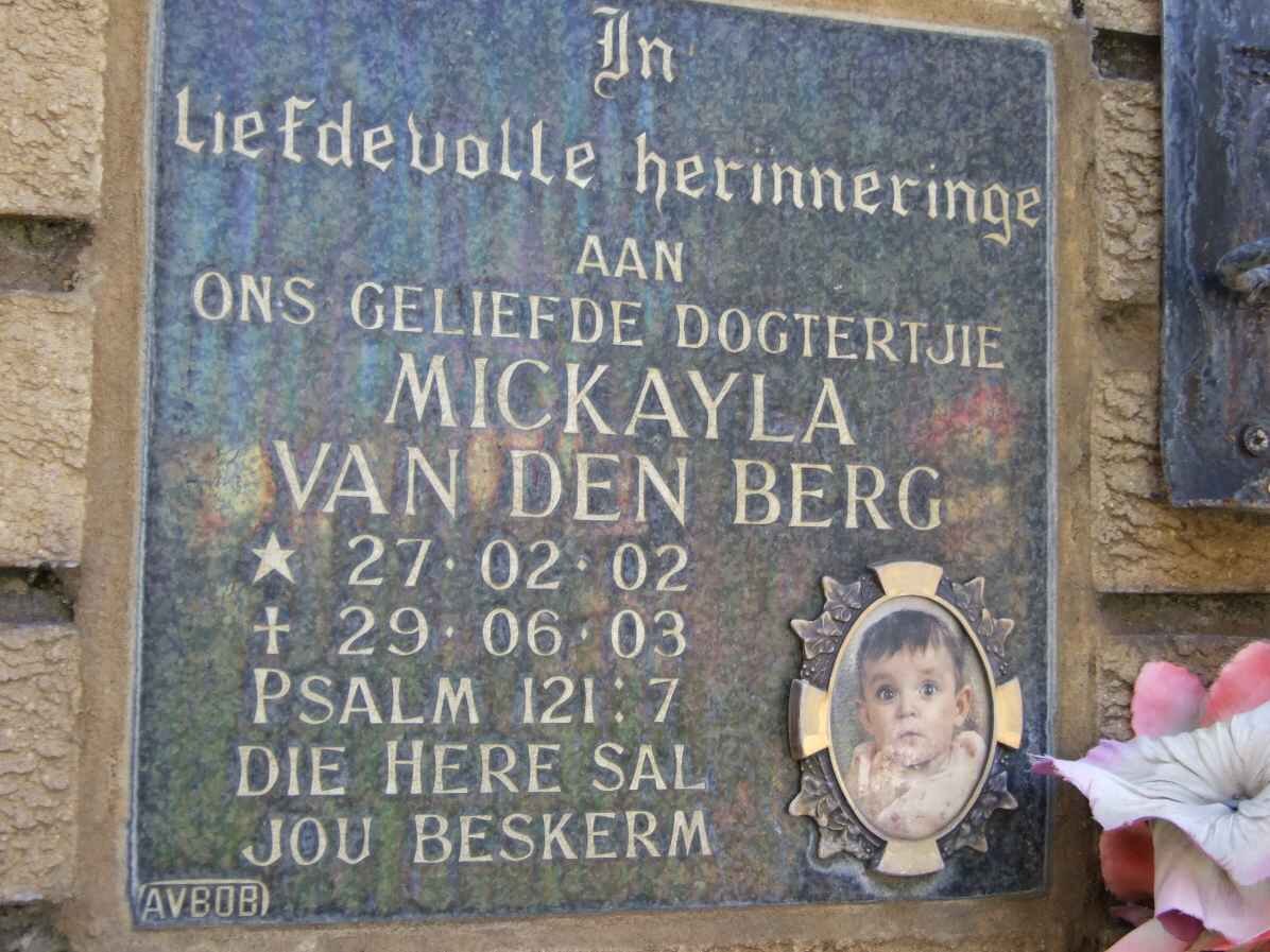 BERG Mickayla, van den 2002-2003