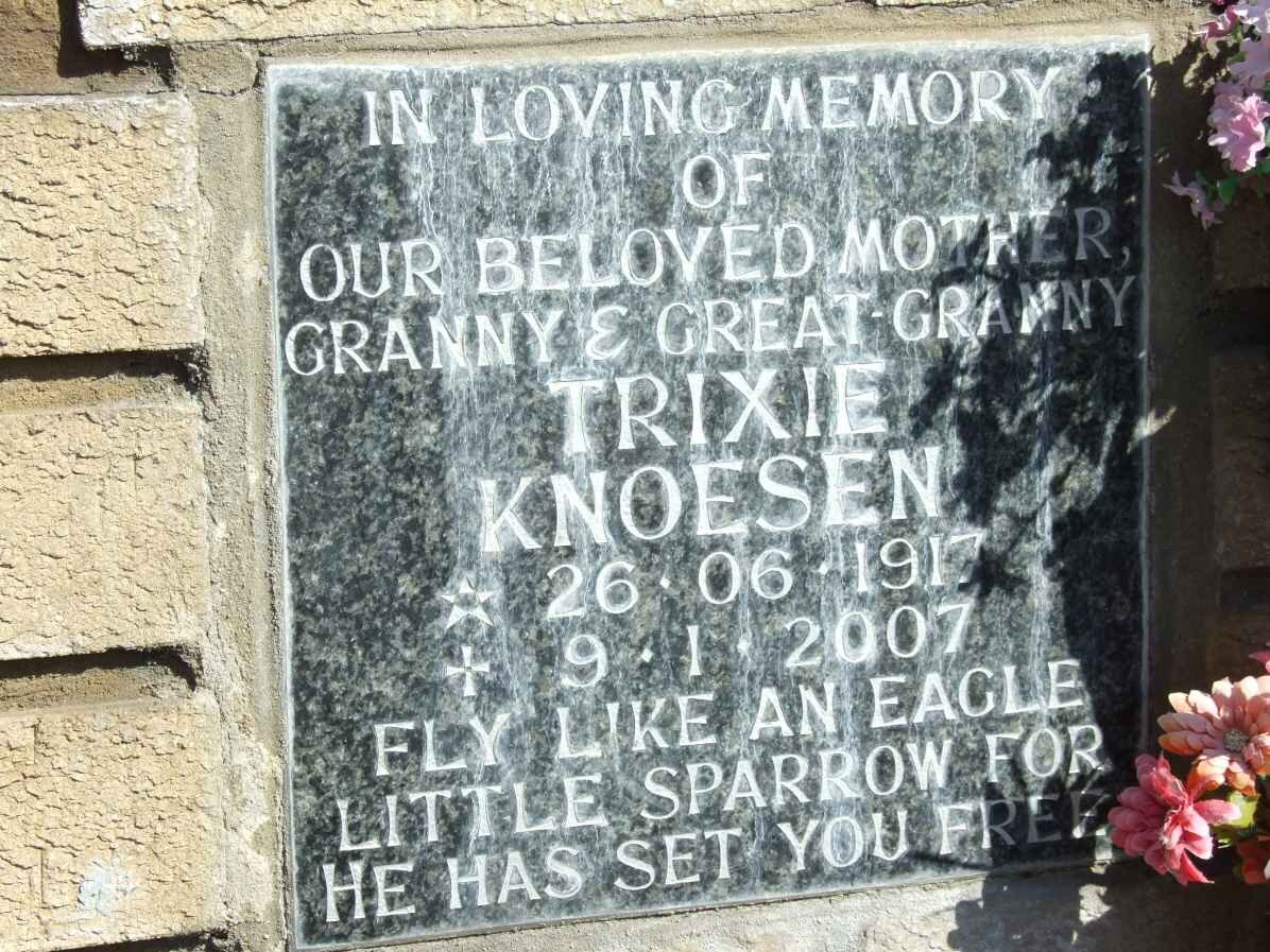 KNOESEN Trixie 1917-2007