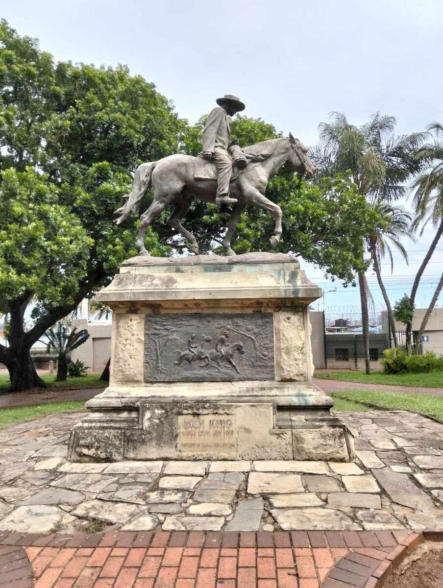 1. Oorsig / Overview Dick KING statue