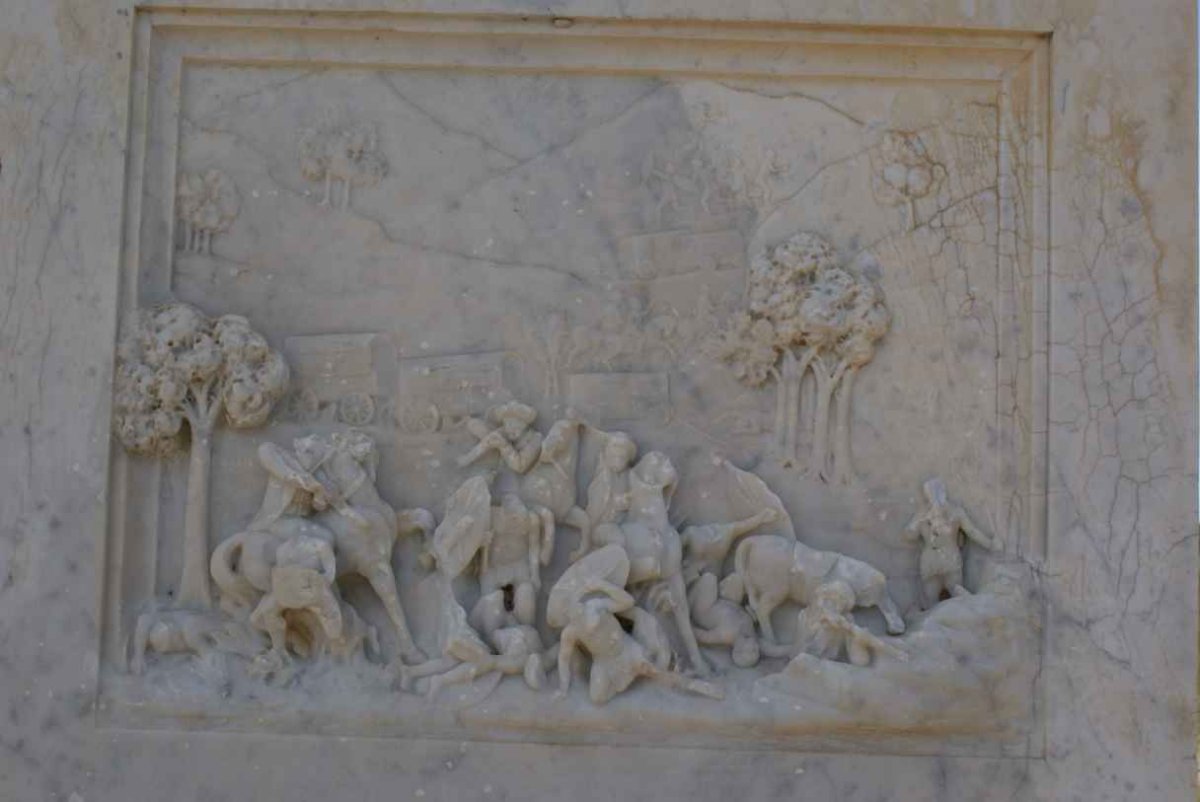 6. Gedenkplaat teen Monument