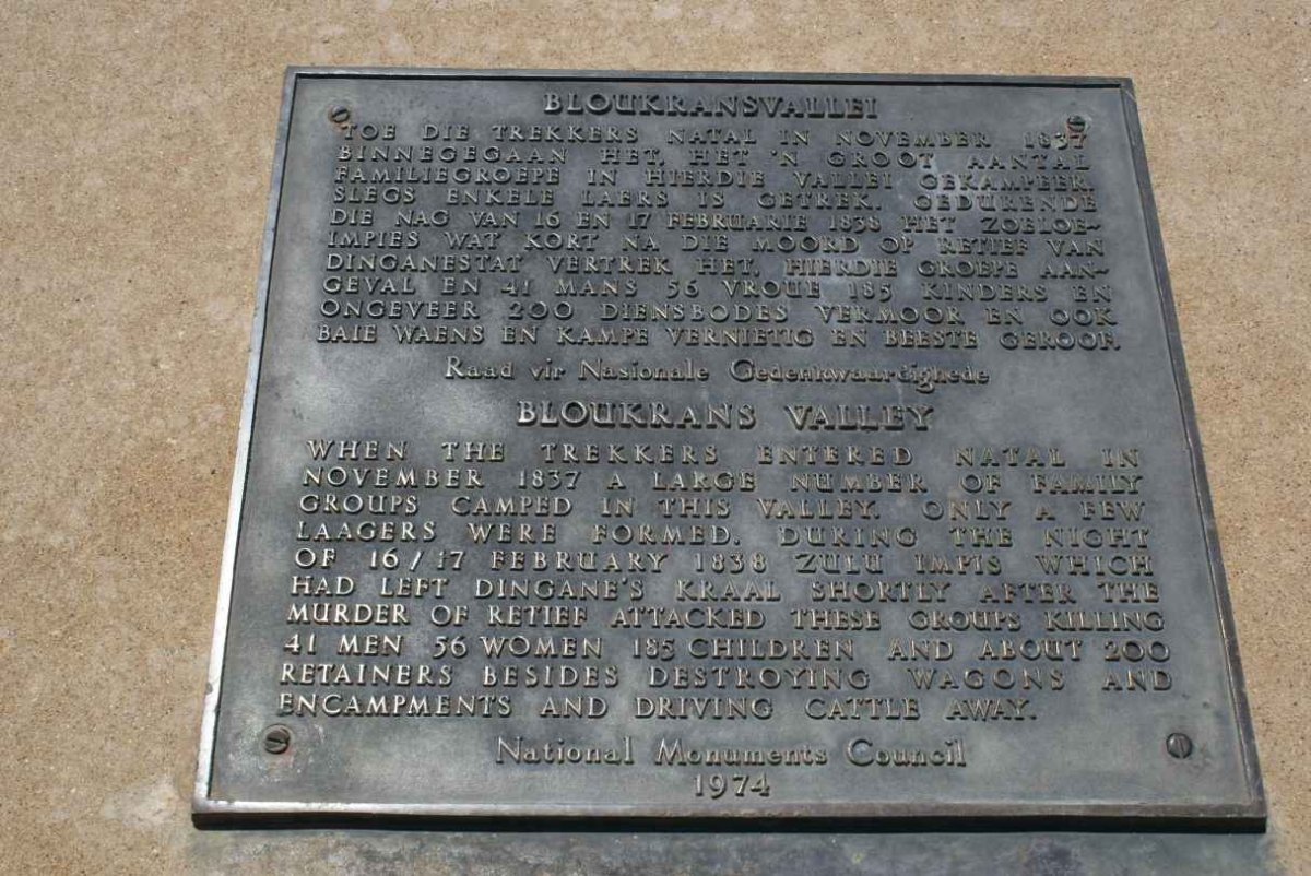 3. Gedenkplaat by ingang na Monument