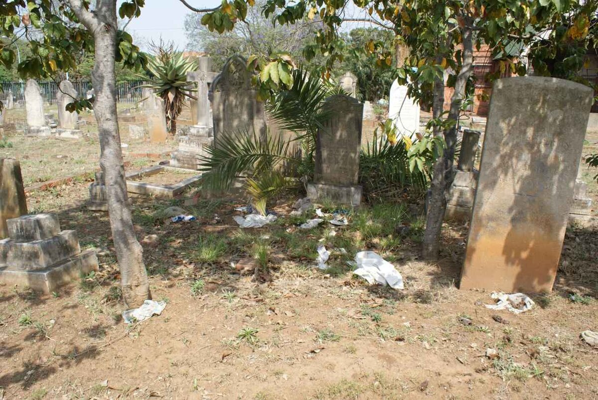 Rubbish between the graves