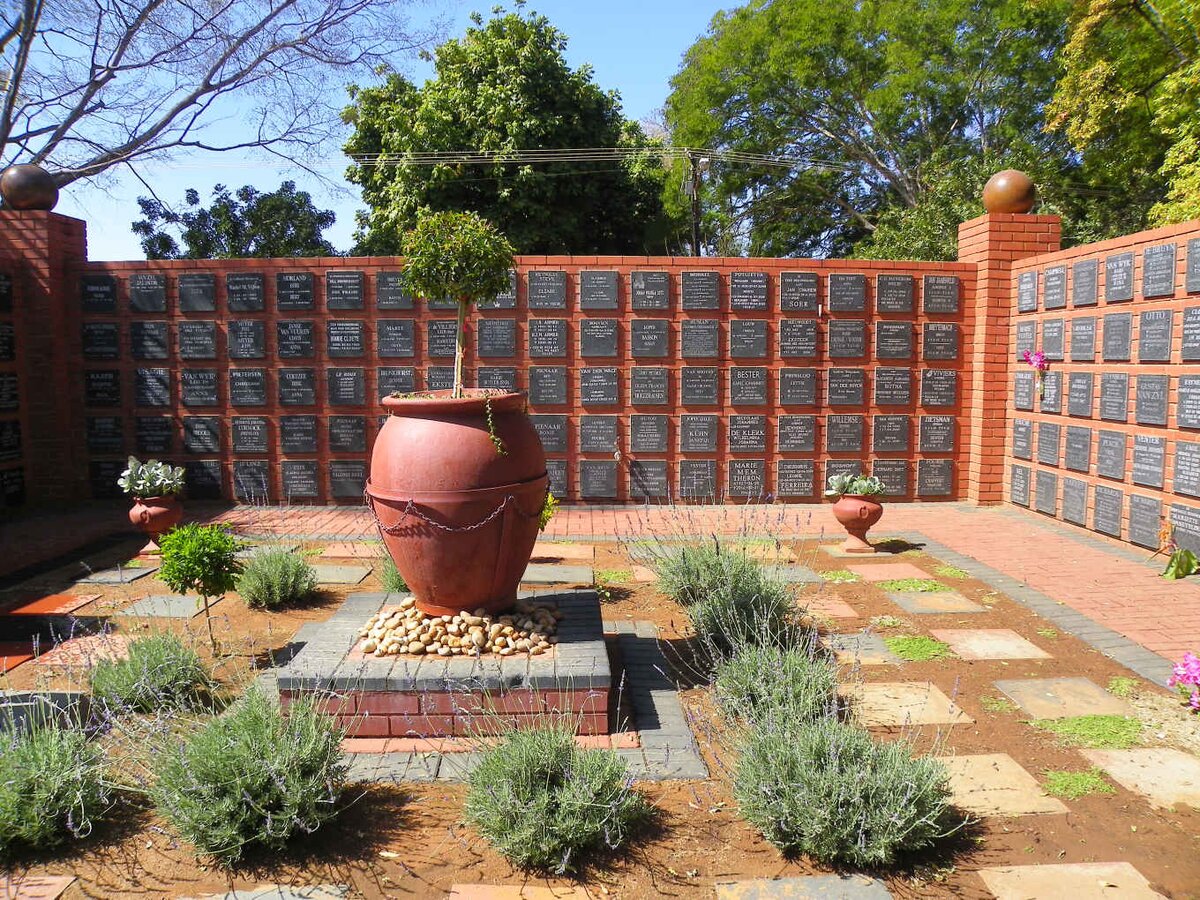 4. Gedenkmuur / Memorial Wall