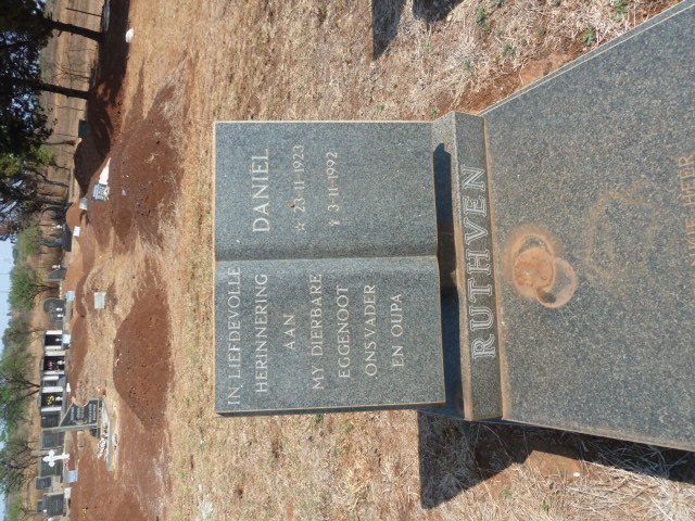 RUTHVEN Daniel 1923-1992