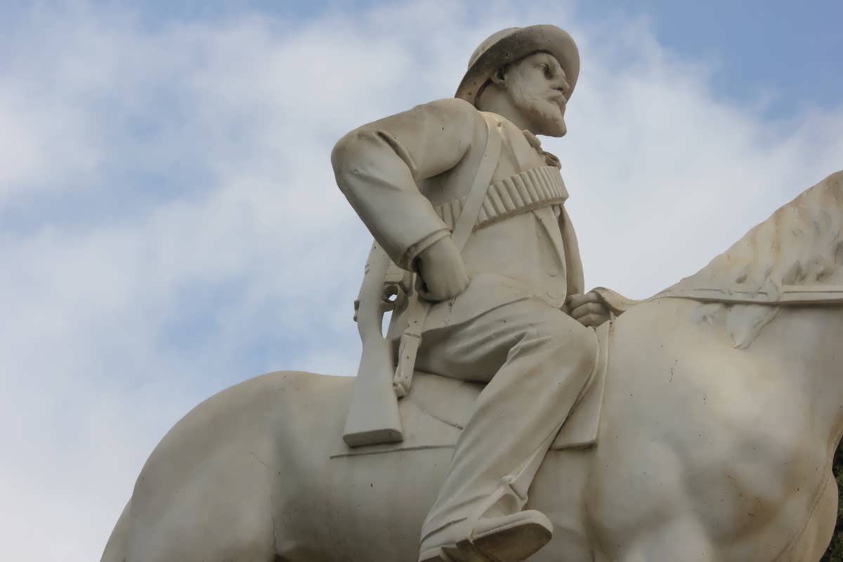 2. Standbeeld van naby