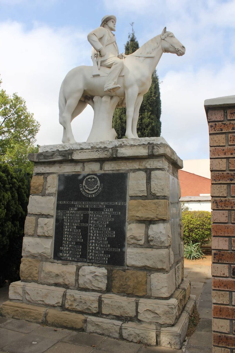 1. Monument met gedenkplate / Monument with memorial plaques 1899-1902