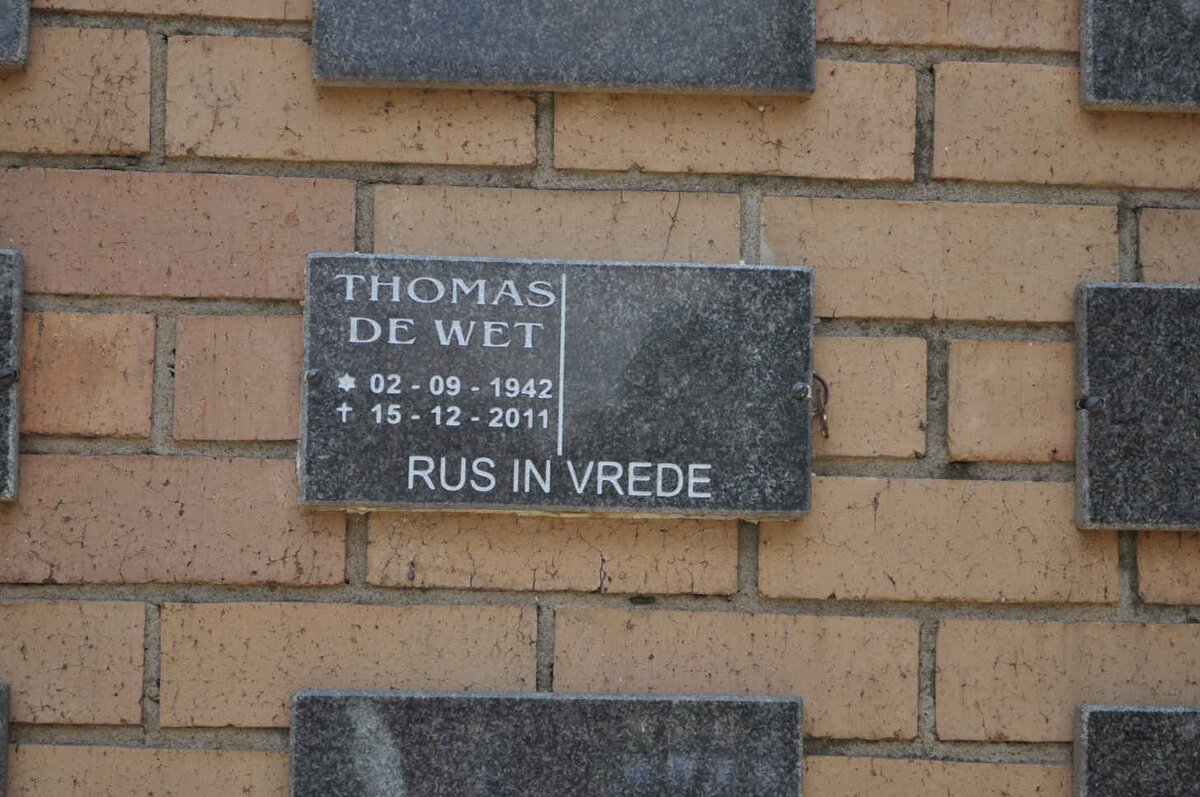 WET Thomas, de 1942-2011