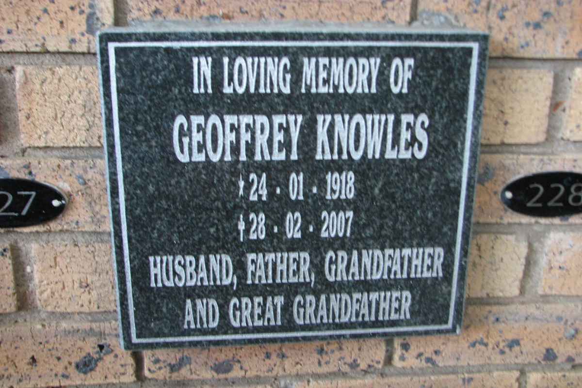 KNOWLES Geoffrey 1918-2007
