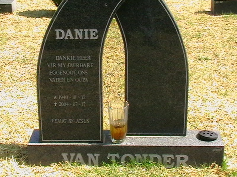TONDER Danie, van 1940-2004