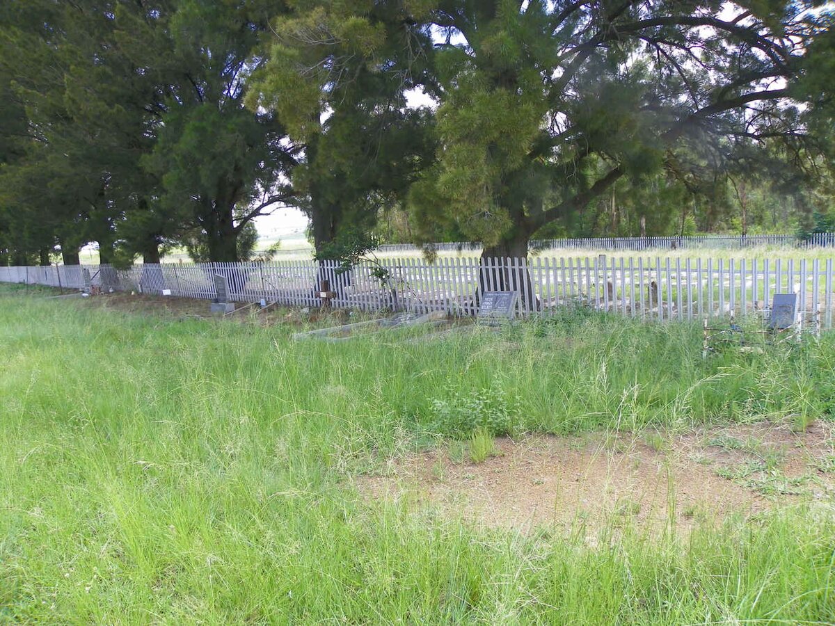 1. Klein begraafplaas langs die konsentrasiekampgrafte