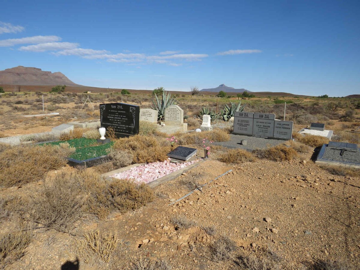 2. Oorsig van begraafplaas / Overview of cemetery