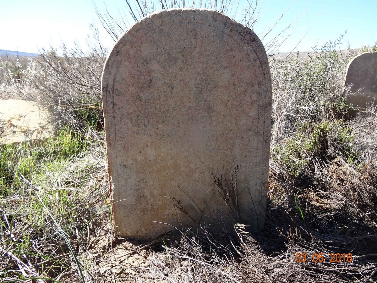 3. Een van vele verweerde grafte