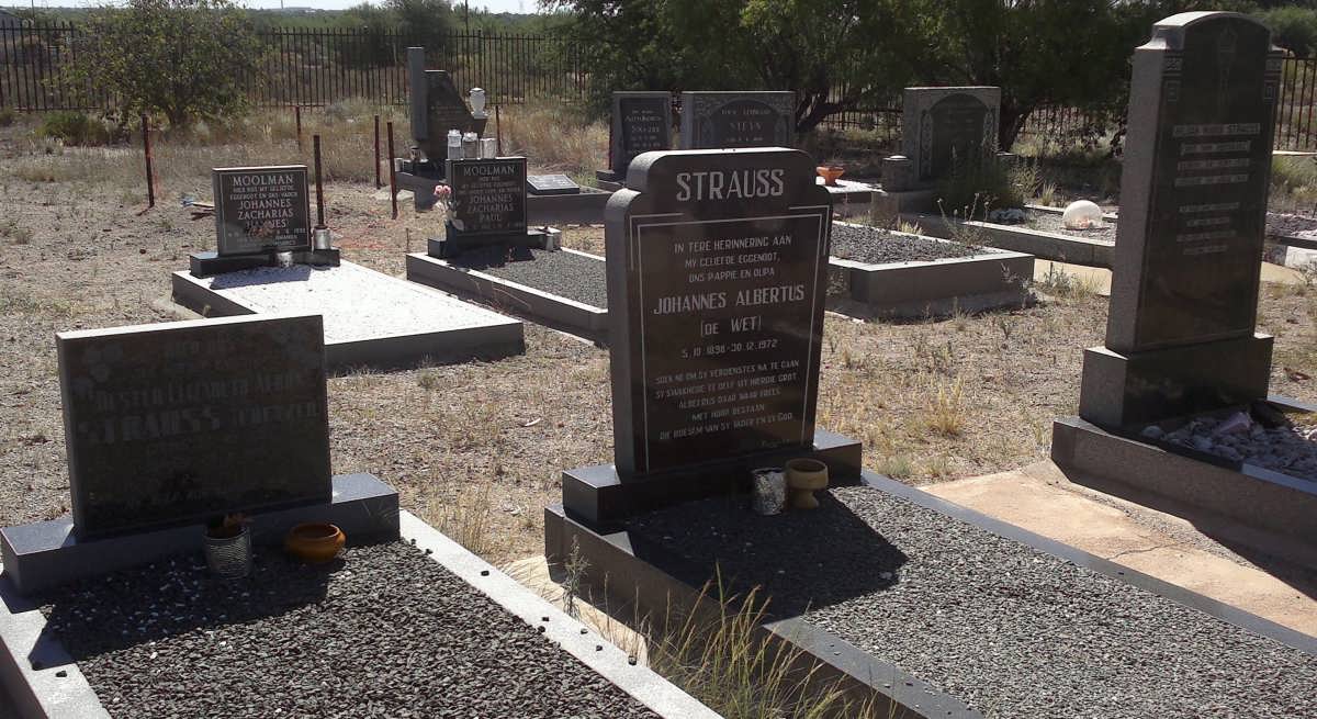 1. Overview on the graves of Johannes Albertus Strauss &amp; his 2 wifes