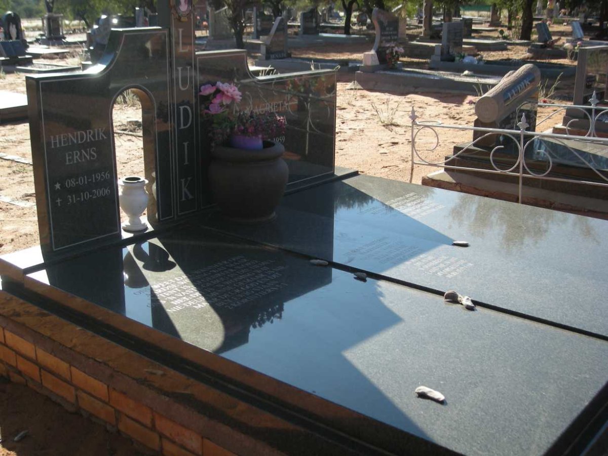 LUDIK Hendrik Erns 1956-2006 &amp; Magrieta Jacomina 1959-2004